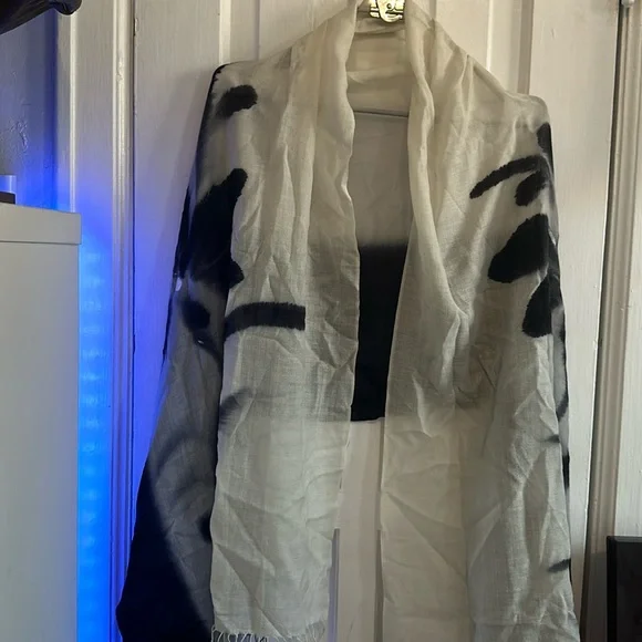 Scarf - Picture 1 of 8